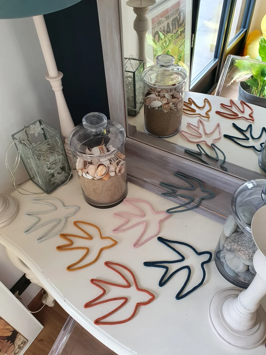 Hirondelle en vol en tricotin – Image 8