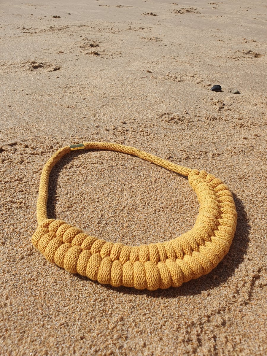 Collier corde coton noué épais plastron, bijou fantaisie, idée cadeau tendance macramé fait main noeud marin jaune moutarde – Image 8