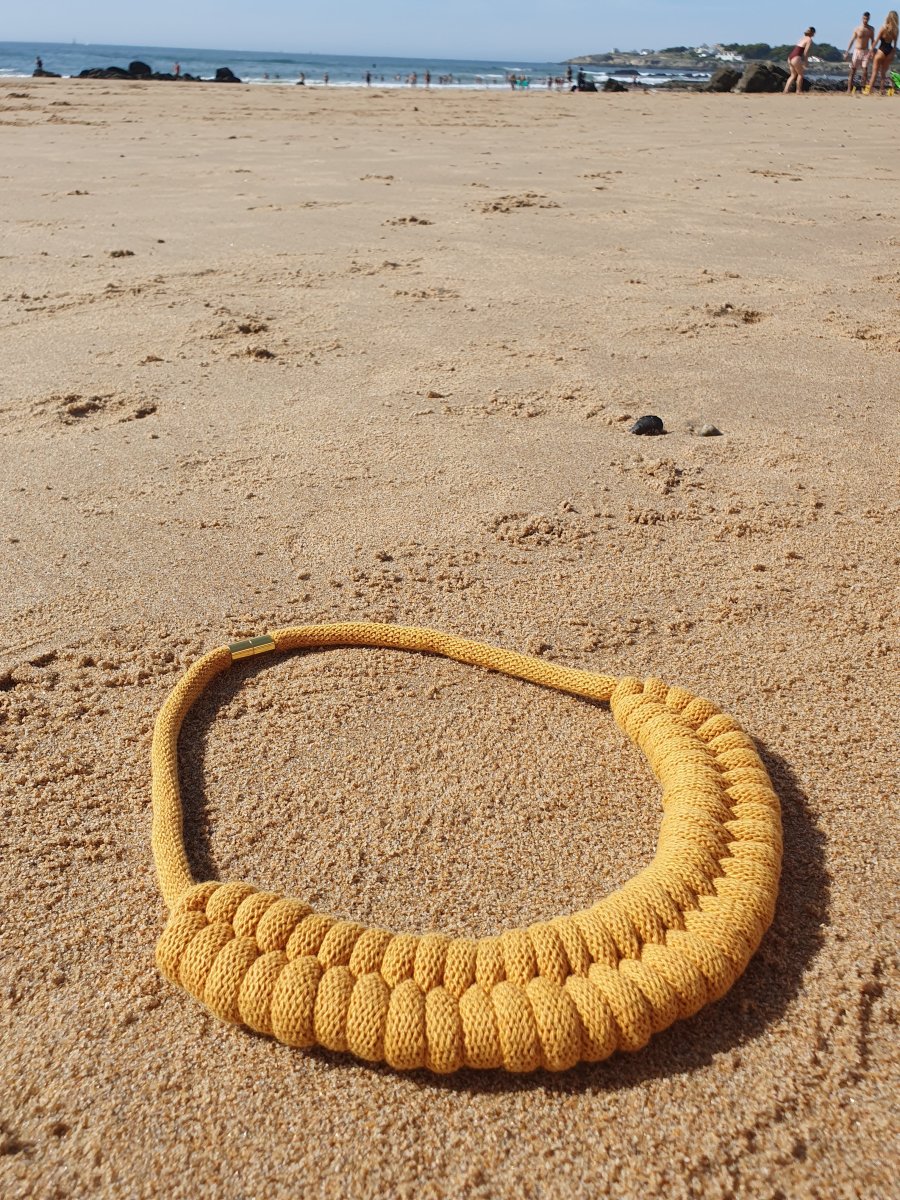 Collier corde coton noué épais plastron, bijou fantaisie, idée cadeau tendance macramé fait main noeud marin jaune moutarde – Image 5