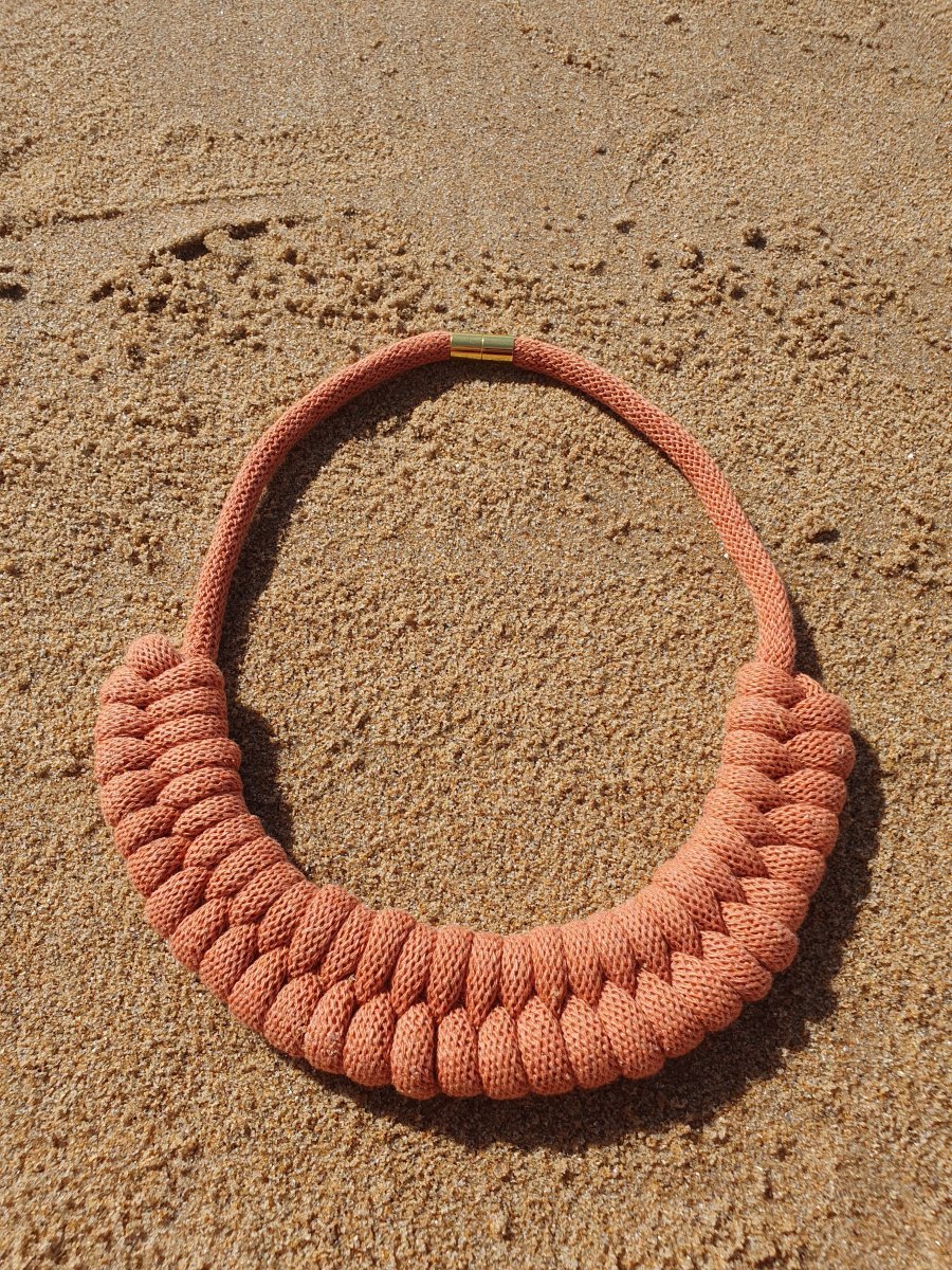 Collier corde coton noué épais plastron, bijou fantaisie, idée cadeau tendance macramé fait main noeud marin terracotta – Image 3
