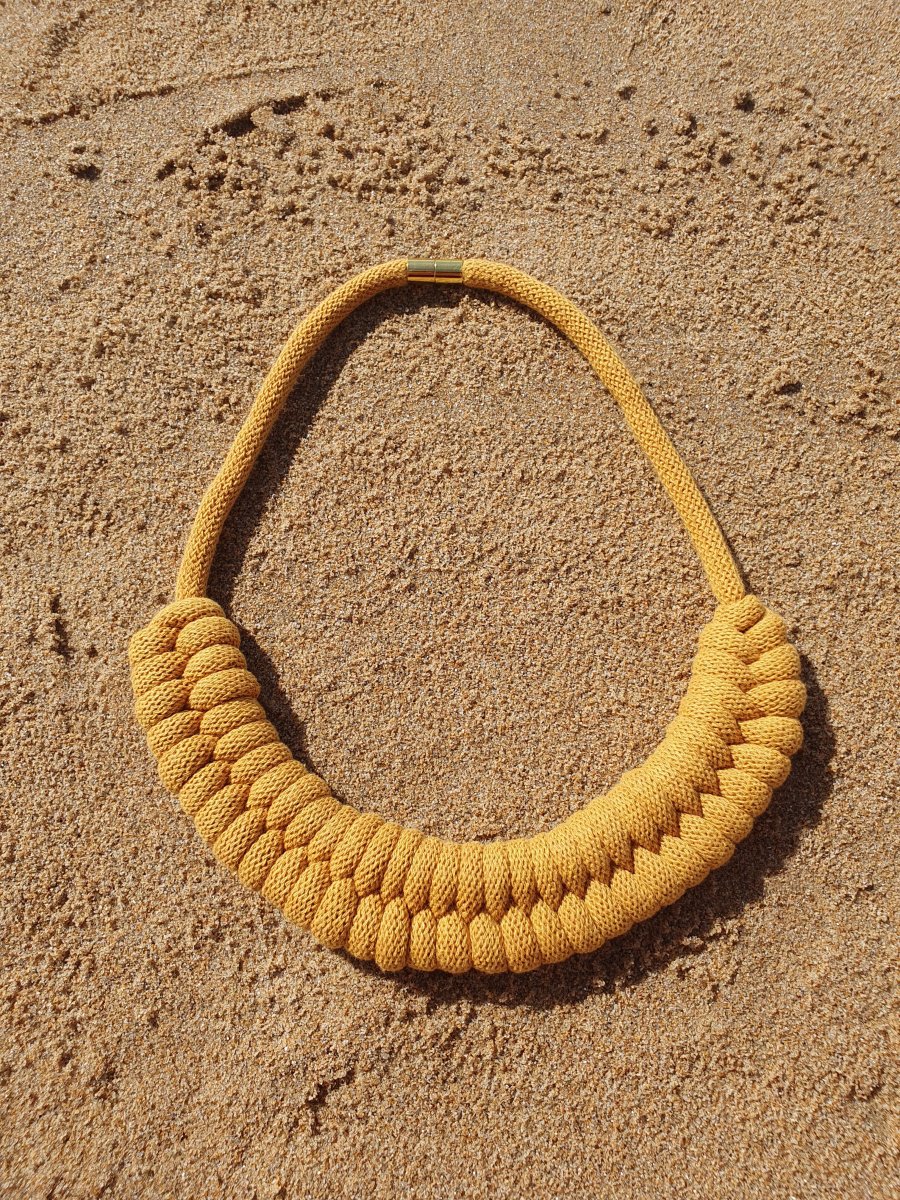 Collier corde coton noué épais plastron, bijou fantaisie, idée cadeau tendance macramé fait main noeud marin jaune moutarde – Image 3