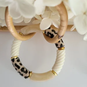 Bracelet léopard élastique fait main – Perles tubes résine incurvées – Bijou tendance imprimé animalier, tons naturels beige, noir et crème