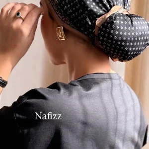 Triangle de soie noir latte