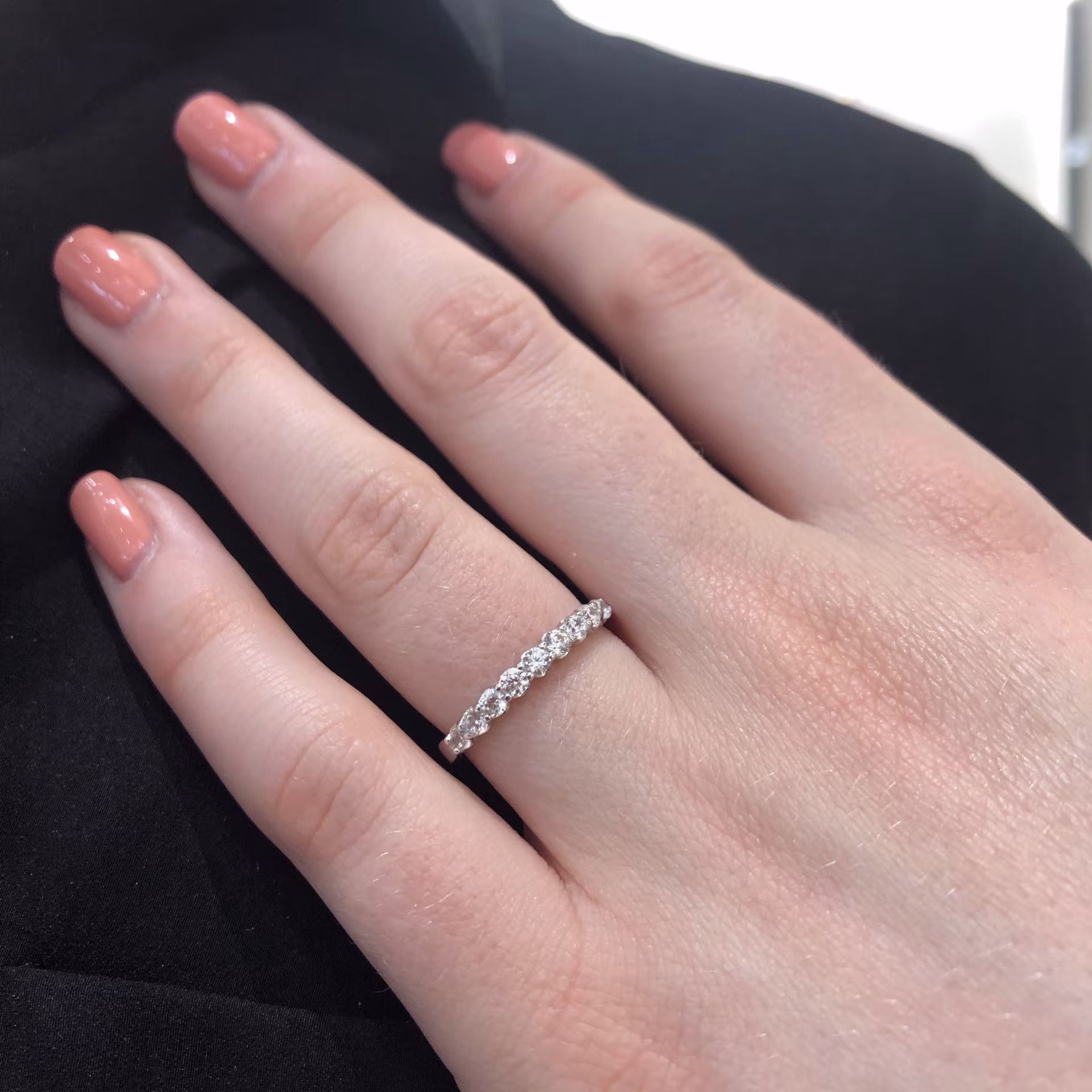 Alliance serti griffes demi tour diamants synthétiques 0.50ct – Image 3