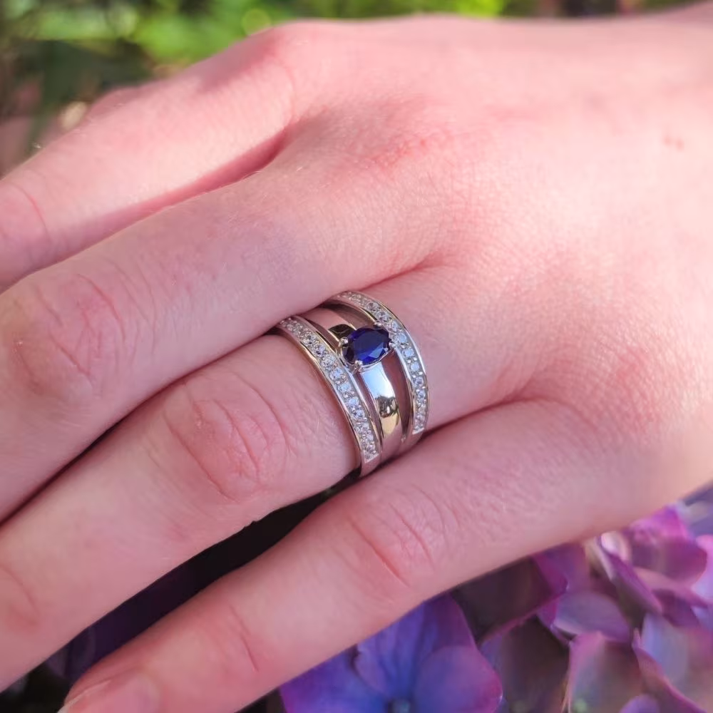Bague Large Argent Pierre Bleue et Rangées Blanches – Image 3