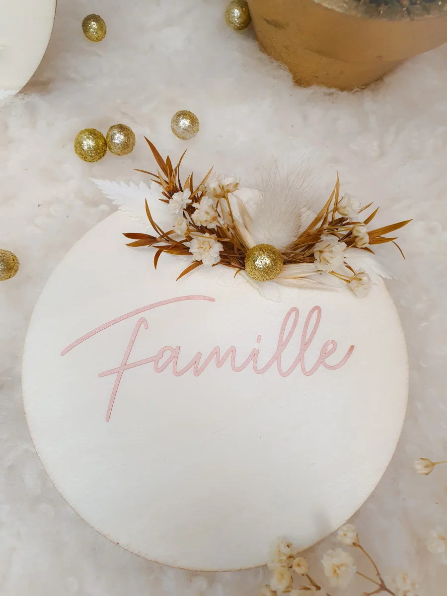 Décoration boule de Noël en bois à suspendre personnalisable avec prénom et fleurs séchées pour décorer table de fin d'année sapin cheminée – Image 9