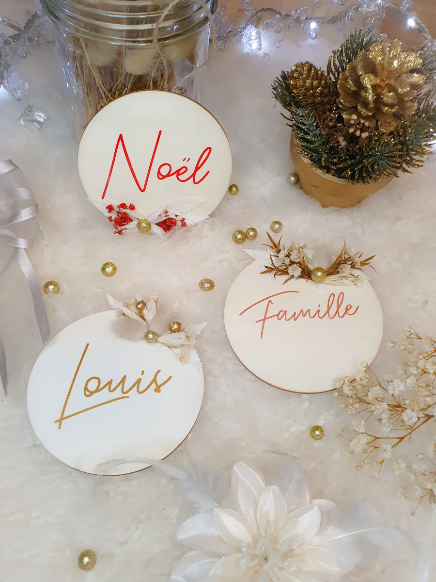 Décoration boule de Noël en bois à suspendre personnalisable avec prénom et fleurs séchées pour décorer table de fin d'année sapin cheminée – Image 5