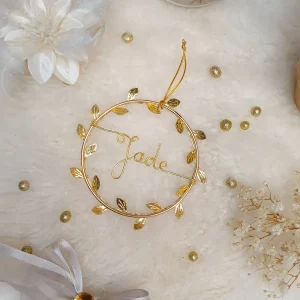 Décoration boule de Noël en forme de mini couronne feuilles dorées à suspendre personnalisable avec prénom table fin d'année sapin cheminée