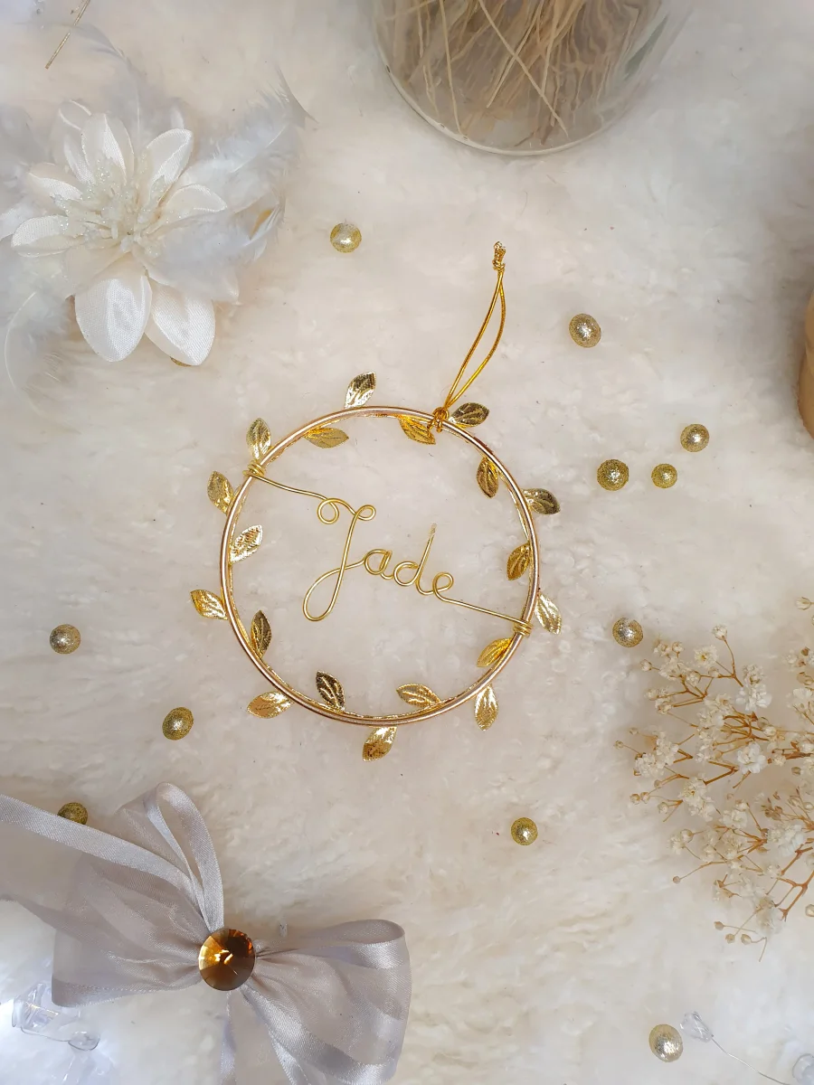 Décoration boule de Noël en forme de mini couronne feuilles dorées à suspendre personnalisable avec prénom table fin d'année sapin cheminée