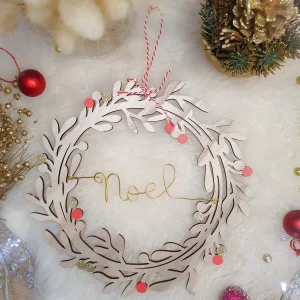 Décoration couronne de Noël personnalisable nom de famille couronne de feuilles et pompons mistletoe en bois à accrocher sur une porte, mur