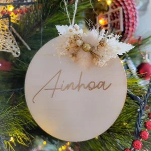 Décoration boule de Noël en bois à suspendre personnalisable avec prénom et fleurs séchées pour décorer table de fin d'année sapin cheminée