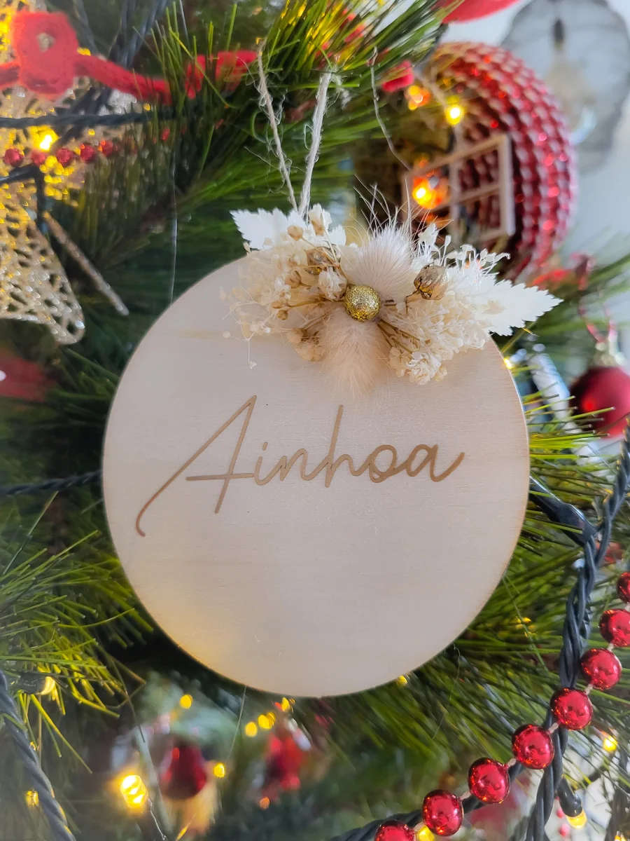 Décoration boule de Noël en bois à suspendre personnalisable avec prénom et fleurs séchées pour décorer table de fin d'année sapin cheminée – Image 2