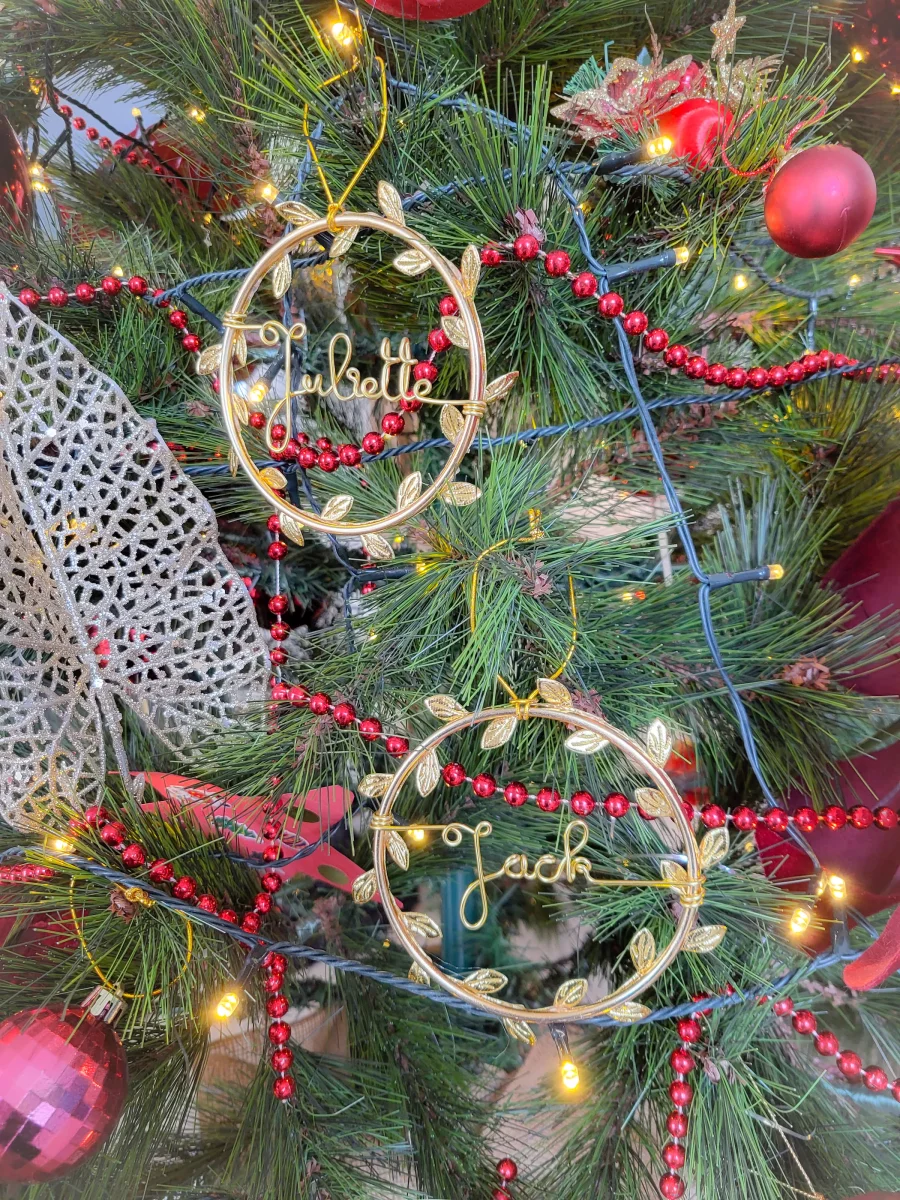Décoration boule de Noël en forme de mini couronne feuilles dorées à suspendre personnalisable avec prénom table fin d'année sapin cheminée – Image 7
