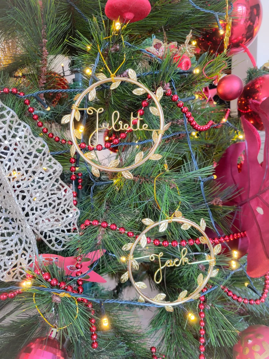 Décoration boule de Noël en forme de mini couronne feuilles dorées à suspendre personnalisable avec prénom table fin d'année sapin cheminée – Image 4