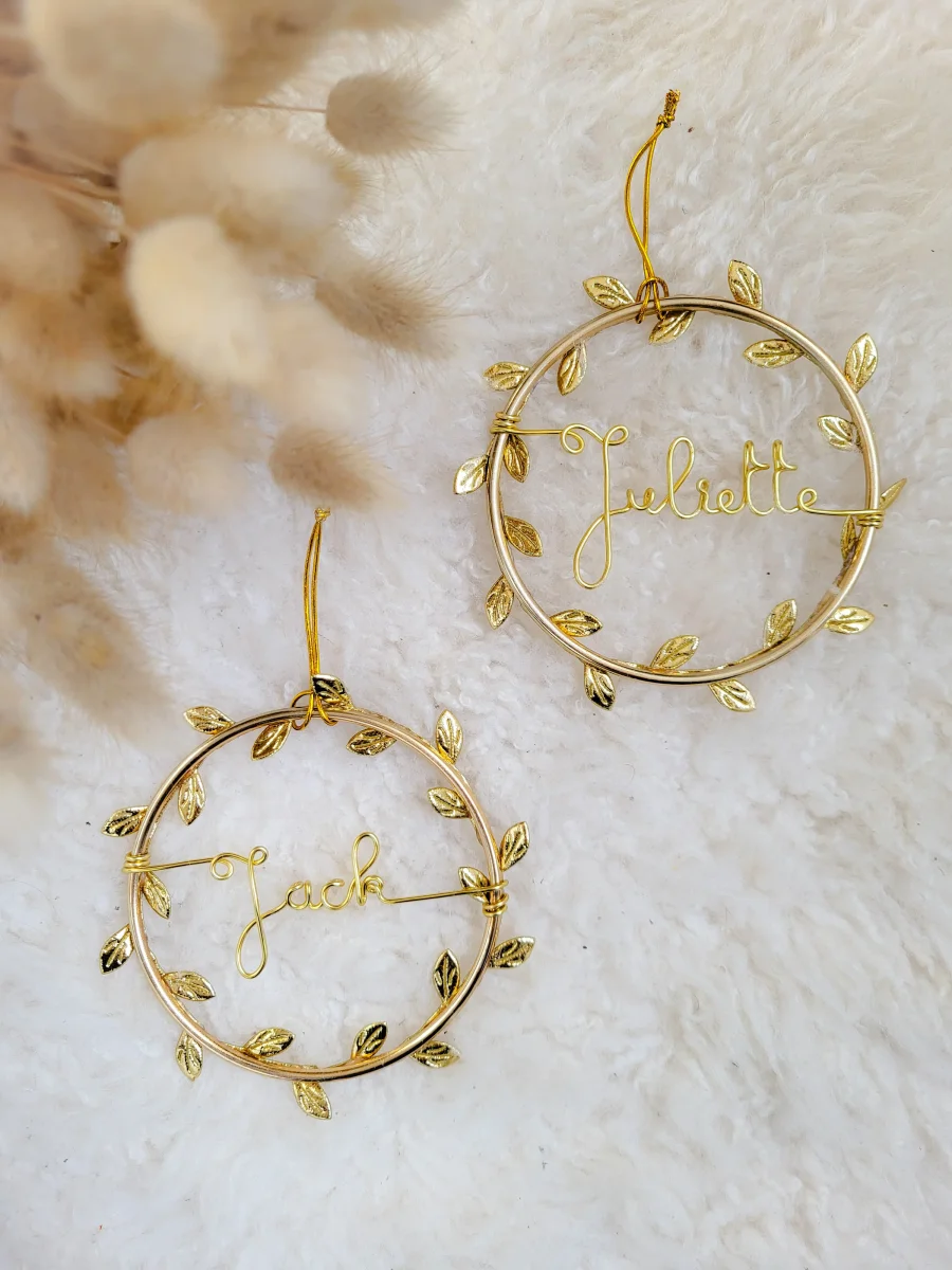 Décoration boule de Noël en forme de mini couronne feuilles dorées à suspendre personnalisable avec prénom table fin d'année sapin cheminée – Image 3