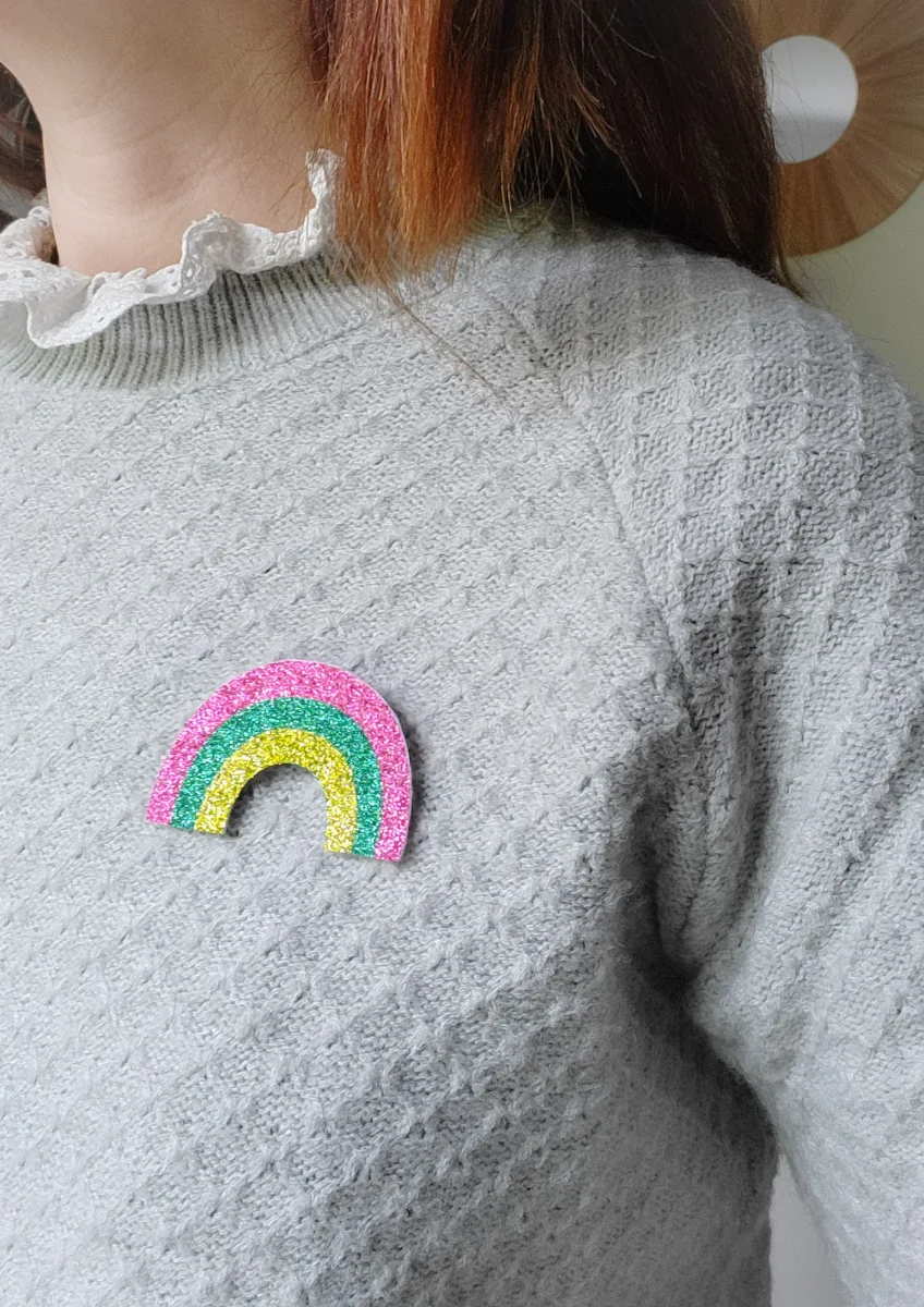 Broche arc en ciel paillette personnalisable fait main cadeau témoin marraine femme fête des mères anniversaire EVJF – Image 3