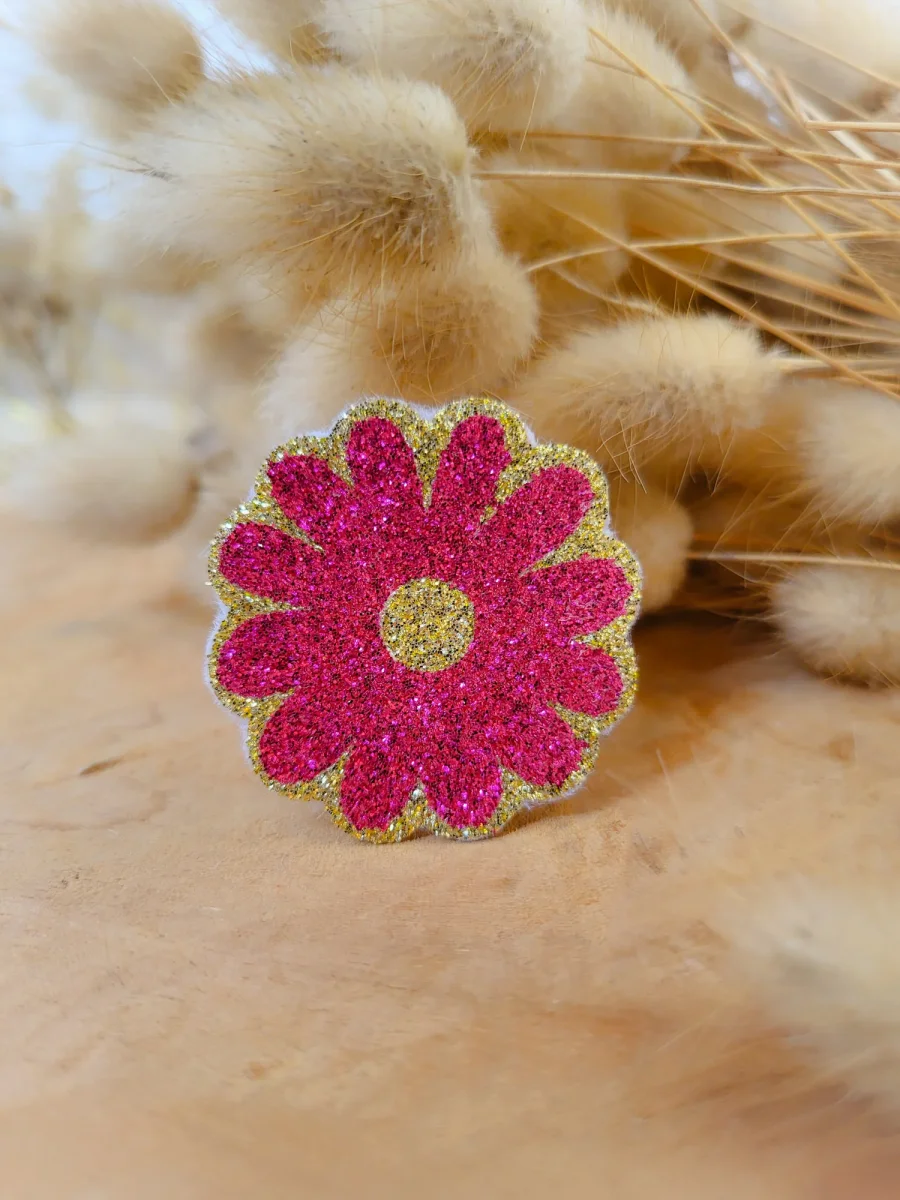 Broche Marguerite à Paillettes Fait-Main - Accessoire Tendance pour Mariage, EVJF, Témoin, Demoiselle d'Honneur et Plus - 24 Couleurs Disponibles – Image 3