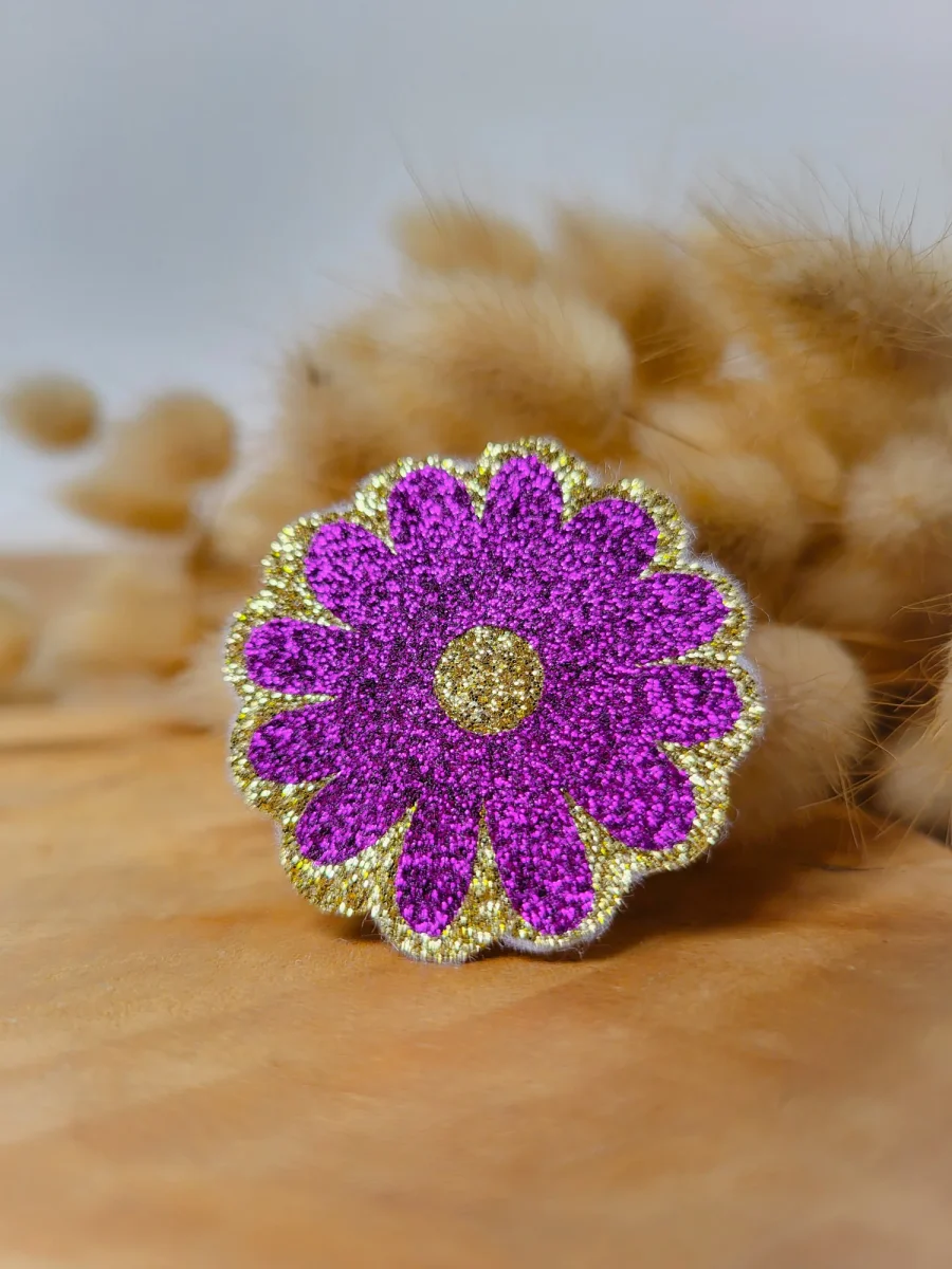Broche Marguerite à Paillettes Fait-Main - Accessoire Tendance pour Mariage, EVJF, Témoin, Demoiselle d'Honneur et Plus - 24 Couleurs Disponibles – Image 4