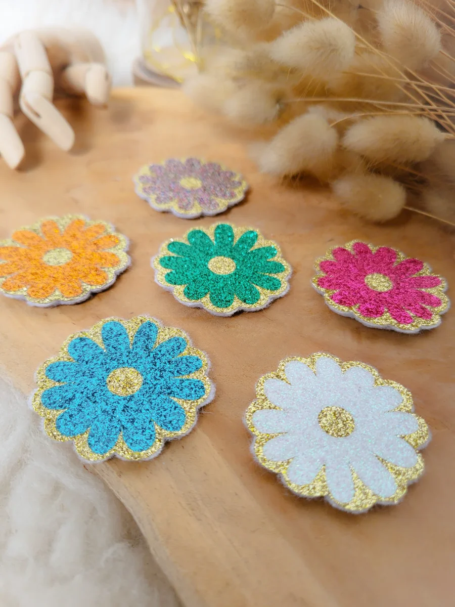 Broche Marguerite à Paillettes Fait-Main - Accessoire Tendance pour Mariage, EVJF, Témoin, Demoiselle d'Honneur et Plus - 24 Couleurs Disponibles – Image 2