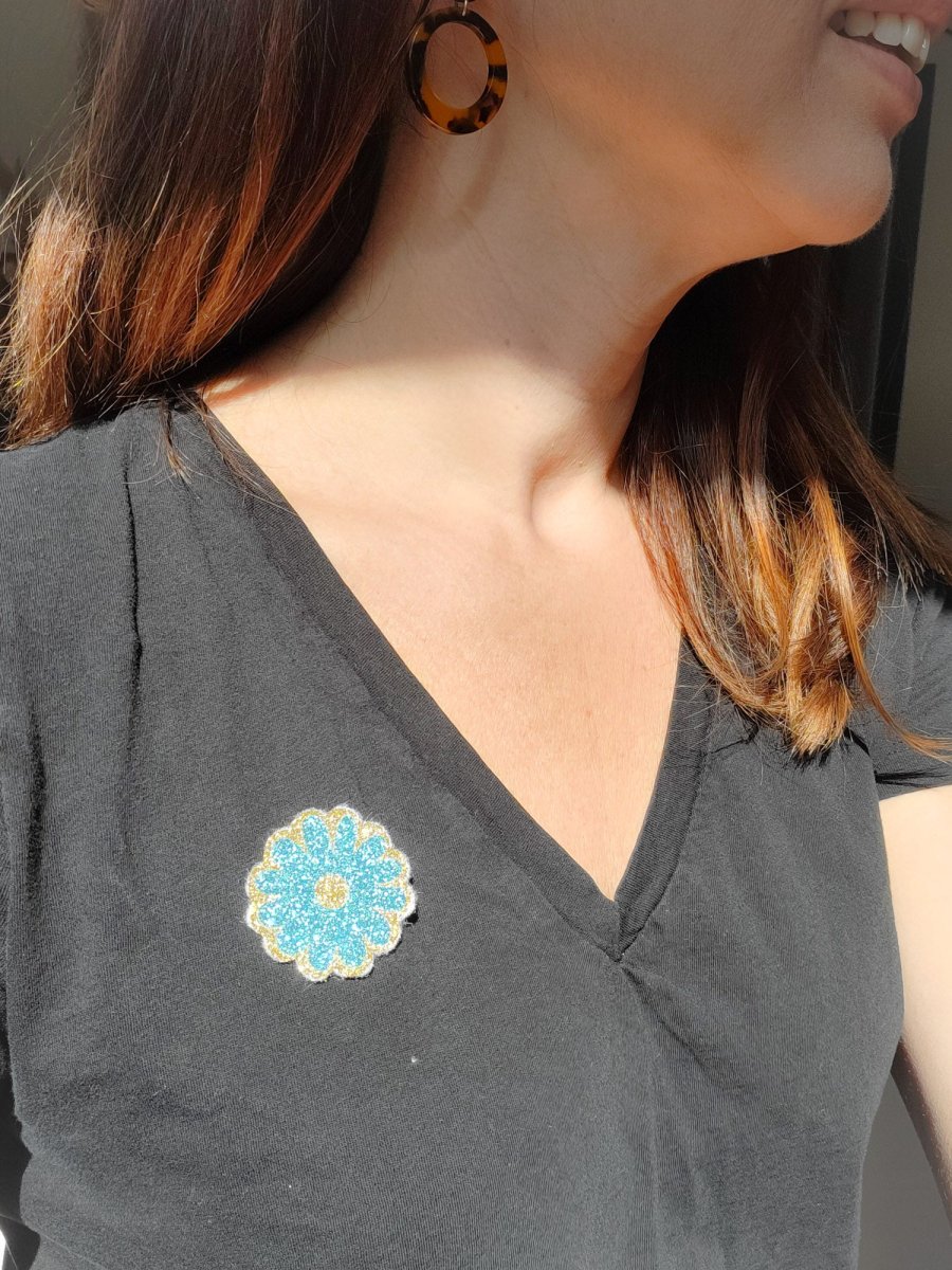 Broche Marguerite à Paillettes Fait-Main - Accessoire Tendance pour Mariage, EVJF, Témoin, Demoiselle d'Honneur et Plus - 24 Couleurs Disponibles – Image 9