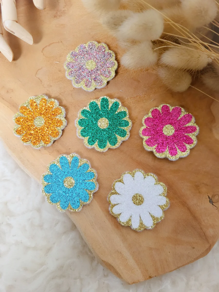 Broche Marguerite à Paillettes Fait-Main - Accessoire Tendance pour Mariage, EVJF, Témoin, Demoiselle d'Honneur et Plus - 24 Couleurs Disponibles – Image 5