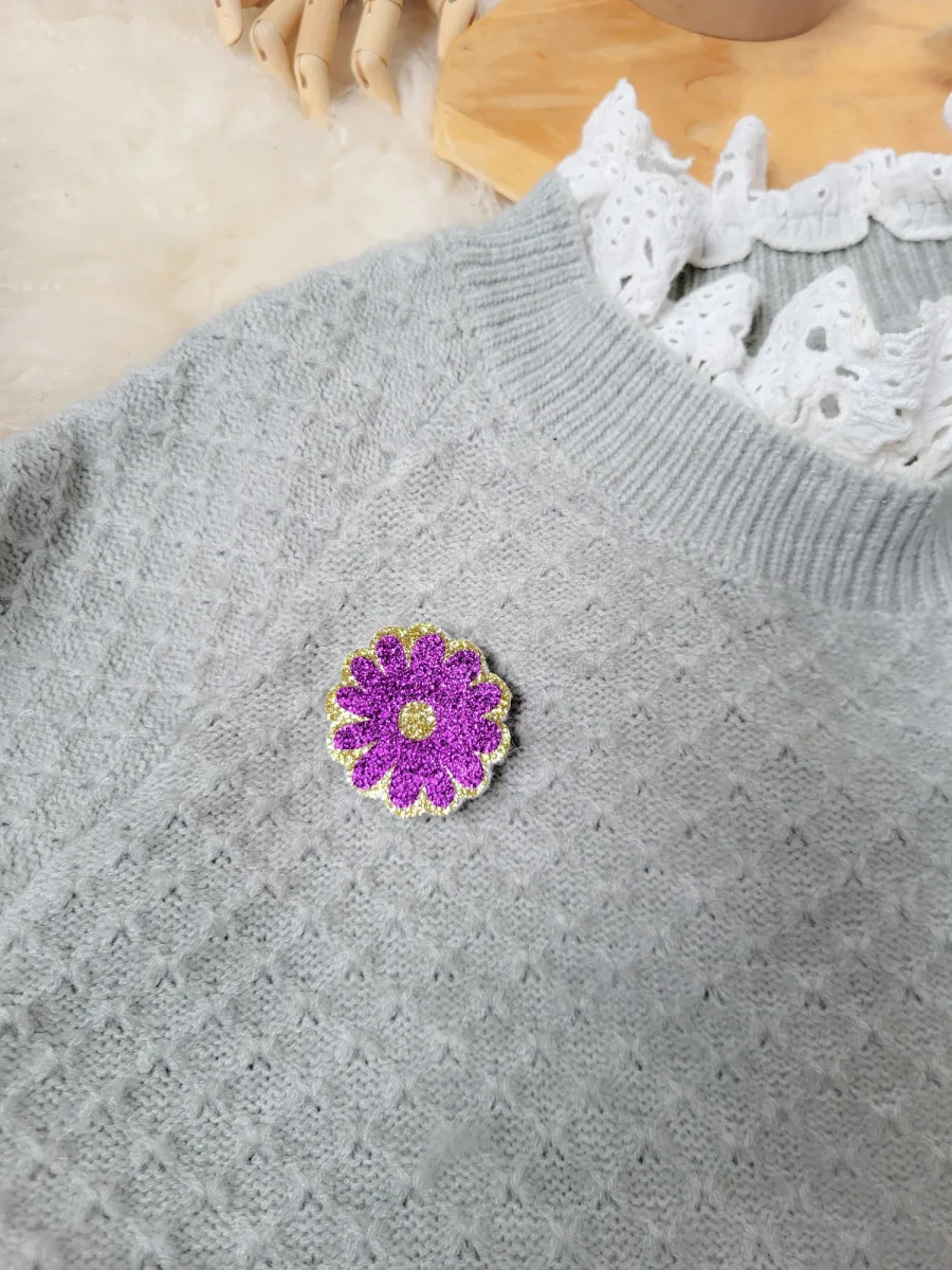 Broche Marguerite à Paillettes Fait-Main - Accessoire Tendance pour Mariage, EVJF, Témoin, Demoiselle d'Honneur et Plus - 24 Couleurs Disponibles – Image 8