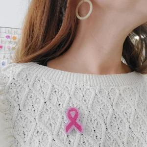 Broche octobre rose logo en paillettes