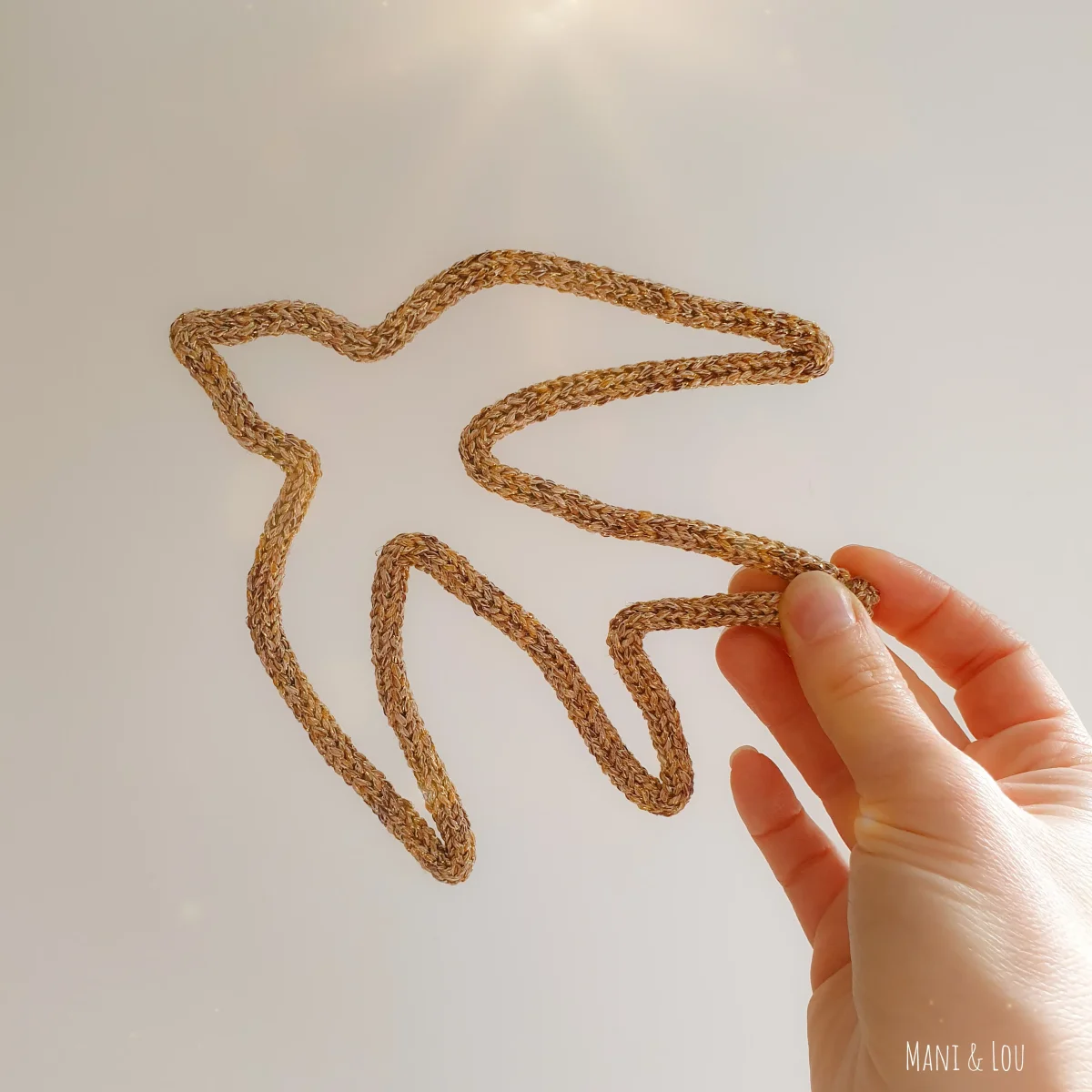 Hirondelle en vol en tricotin – Image 3