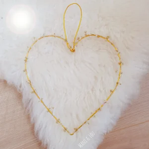 Cœur en fil doré et gypsophile séché