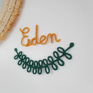 Prénom ou mot et couronne de feuilles en tricotin