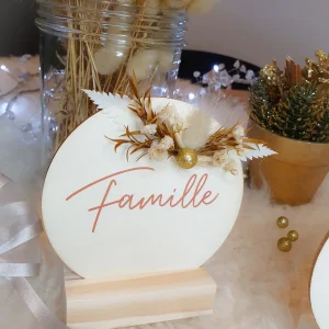 Décoration boule de Noël en bois à poser personnalisable avec prénom et fleurs séchées pour décorer table de fin d'année sapin cheminée