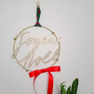 Décoration couronne Joyeux Noël à accrocher sur une porte, mur, bois et métal doré, ruban rouge et tartan écossais, boules de gui paillettes