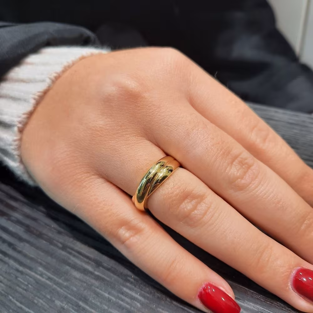 Bague en or jaune croisée et bombée – Image 3