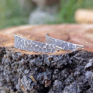 Boucles d&rsquo;oreilles en argent martelé vintage