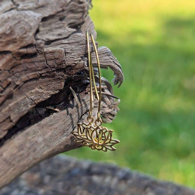 Boucles d’oreilles fleur de lotus dorées – Image 4