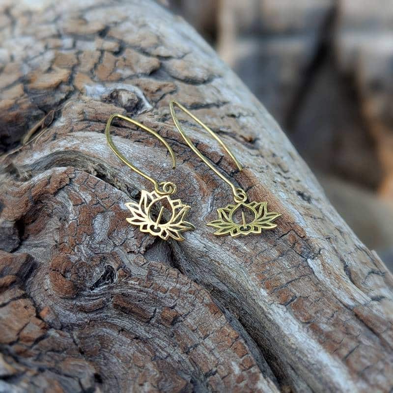 Boucles d’oreilles fleur de lotus dorées – Image 3