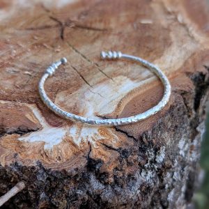 Bracelet jonc tribal en argent martelé