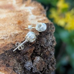 Clous d&rsquo;oreilles artisanaux nid d&rsquo;argent