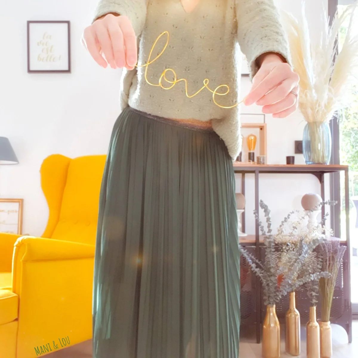 Mot "Love" en fil doré – Image 4