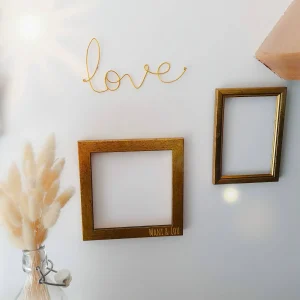 Mot "Love" en fil doré