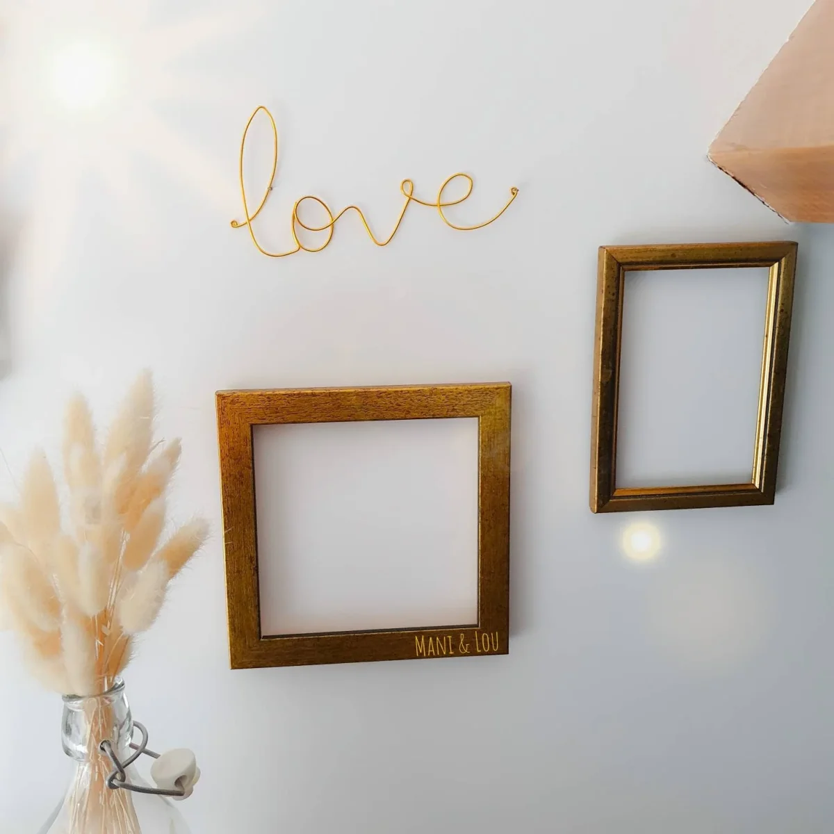 Mot "Love" en fil doré