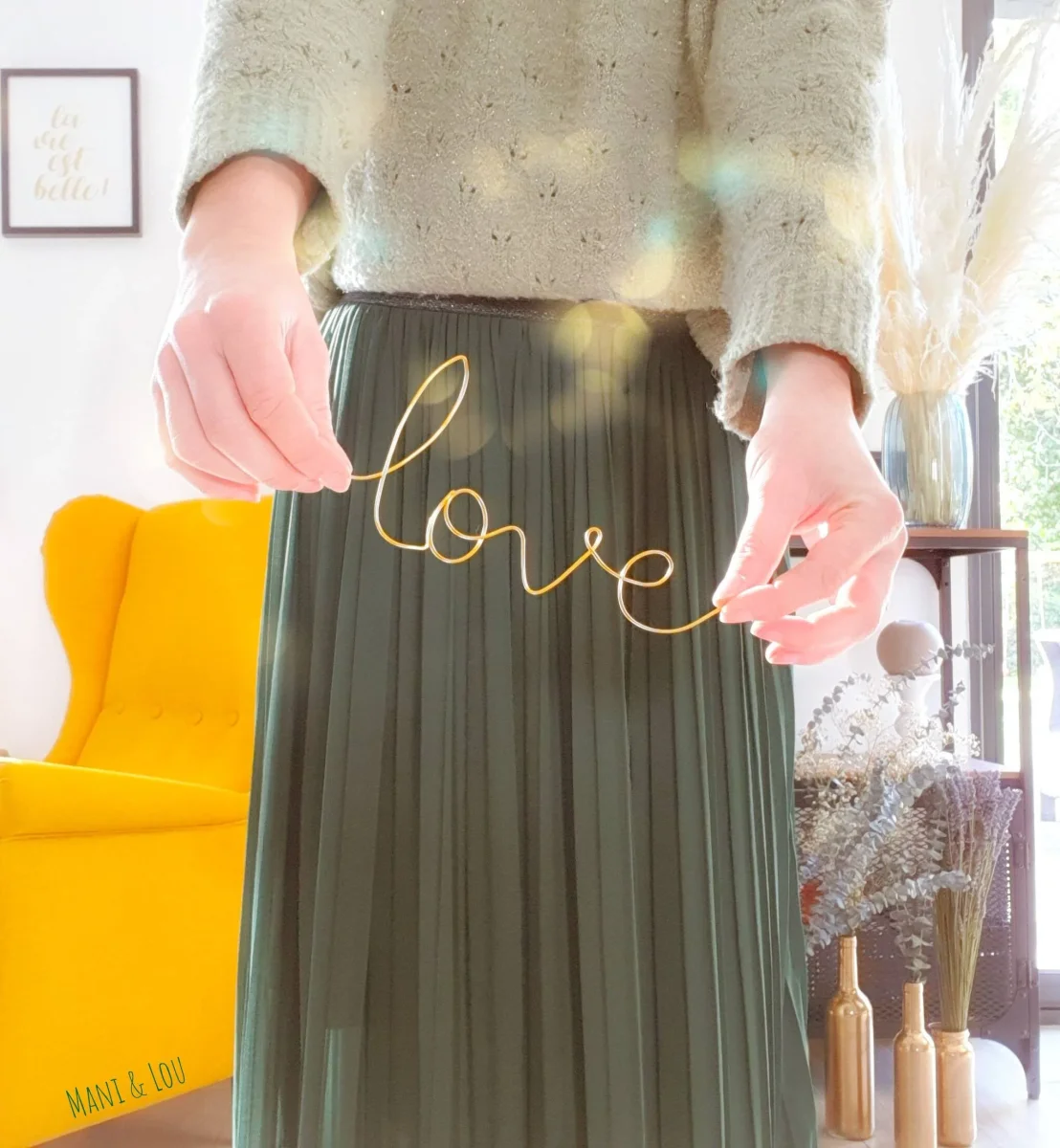 Mot "Love" en fil doré – Image 3