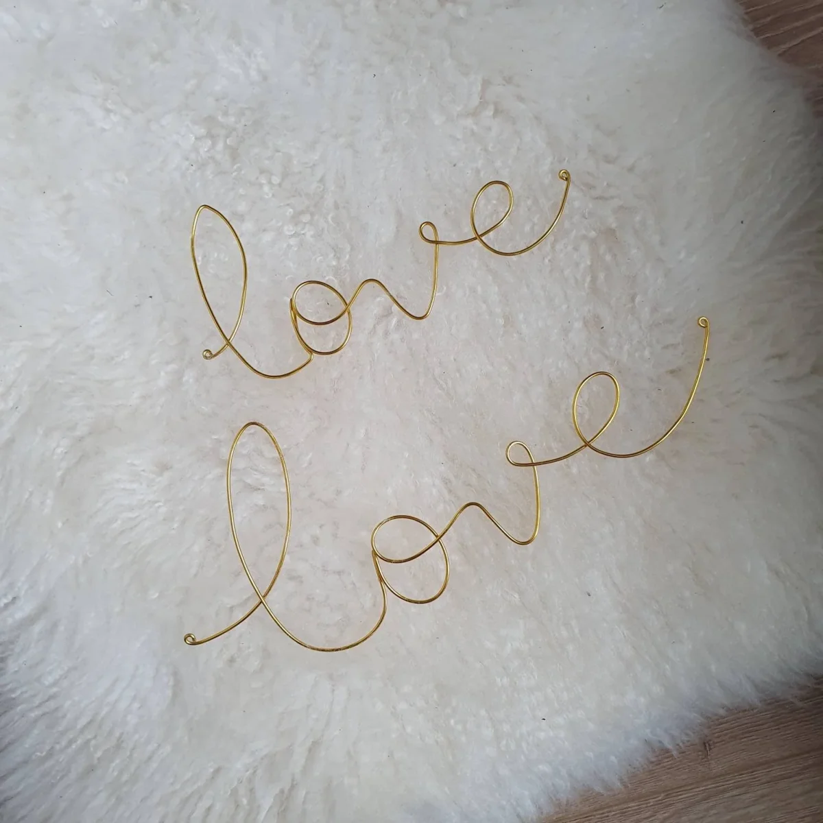 Mot "Love" en fil doré – Image 5