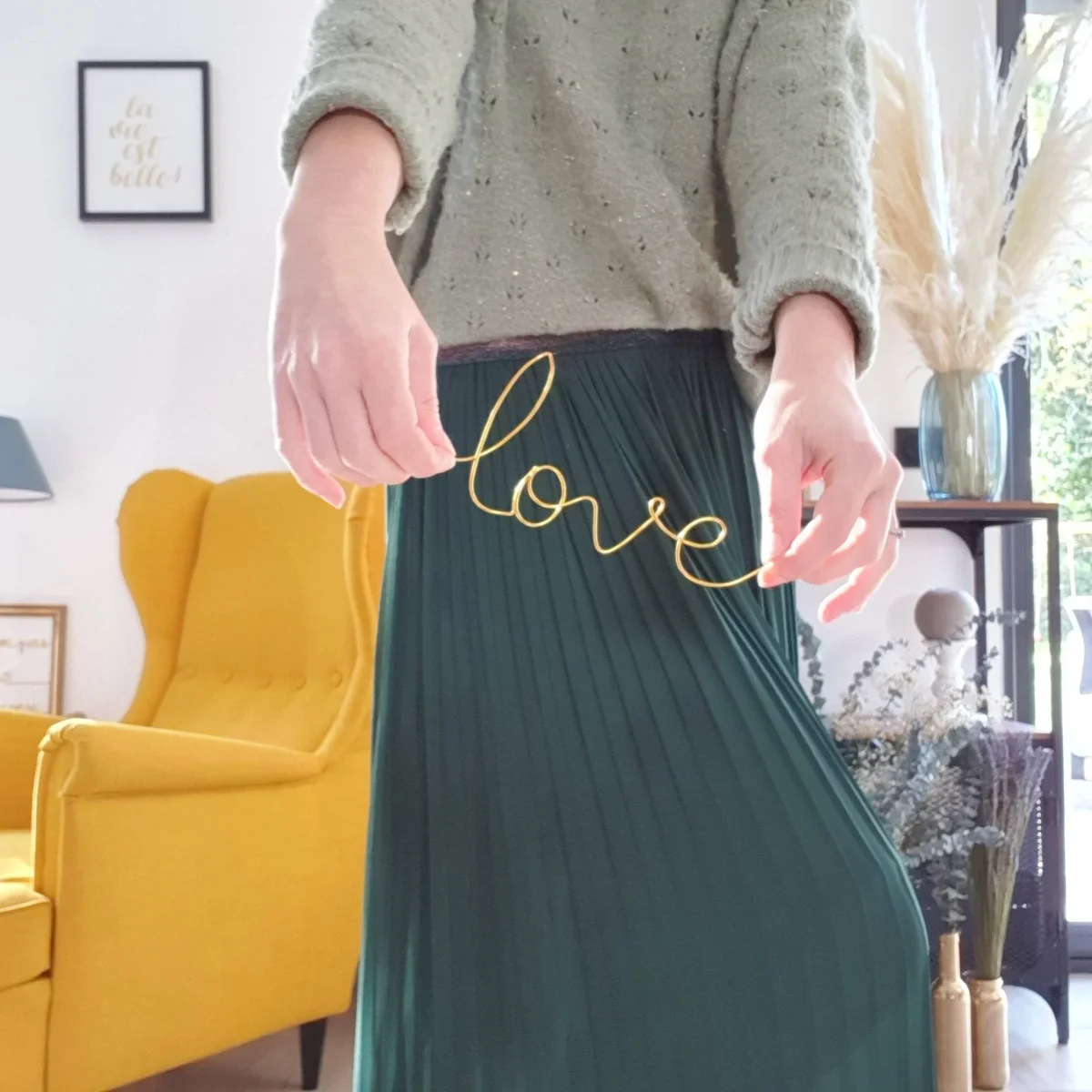 Mot "Love" en fil doré – Image 7