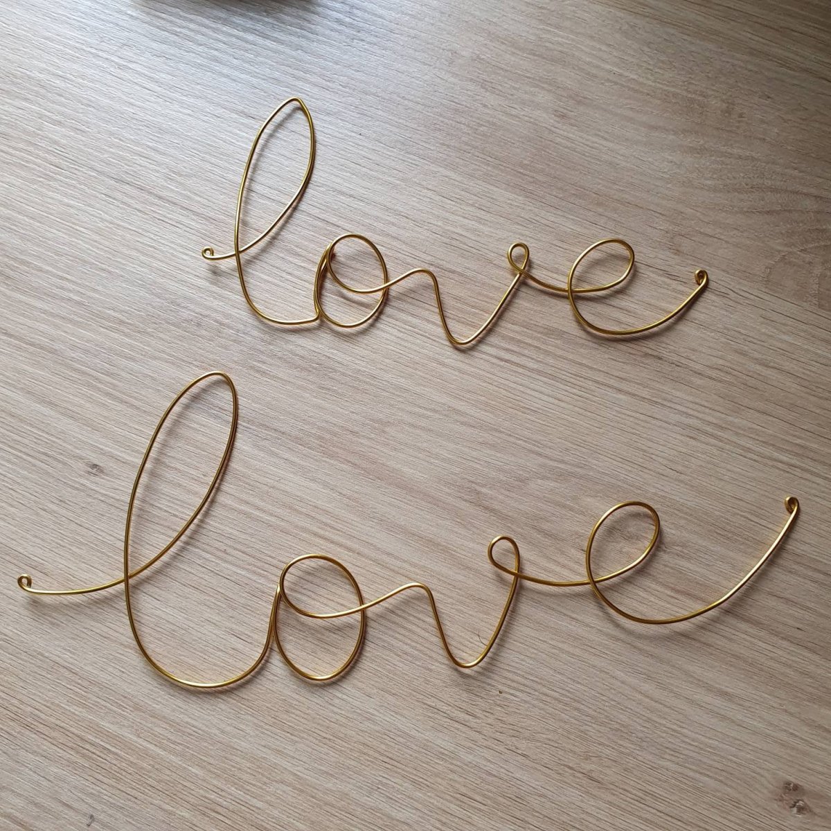 Mot "Love" en fil doré – Image 6