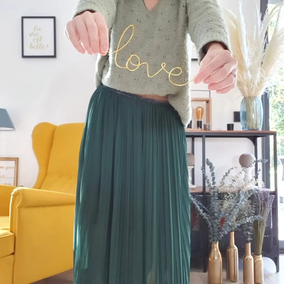 Mot "Love" en fil doré – Image 8