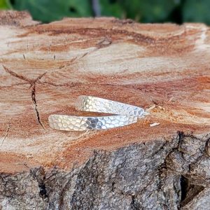 Longues boucles d’oreilles en argent martelé