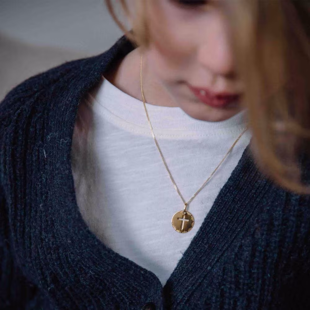 Médaille Augis Croix Ajourée, or jaune, polie brillante – Image 3