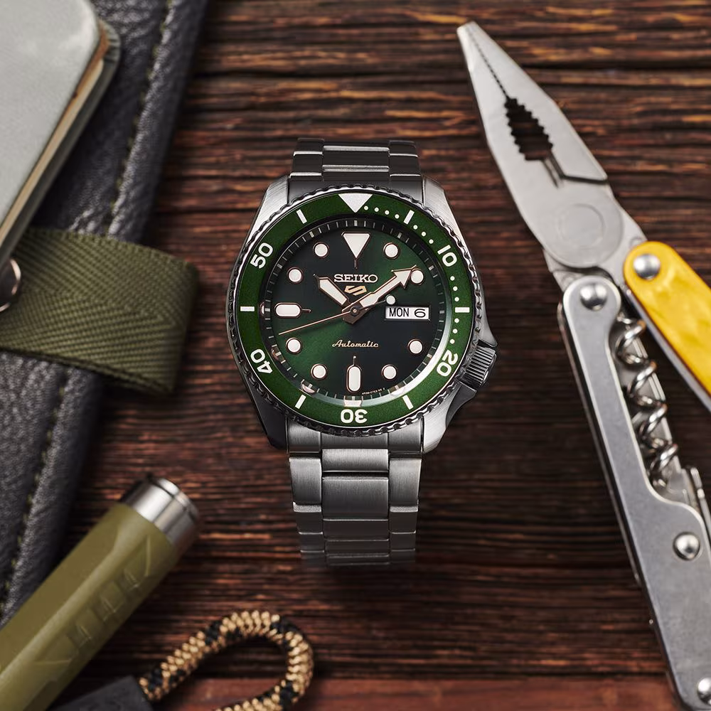 Montre Seiko 5 Sports SKS, cadran vert, acier – Image 3