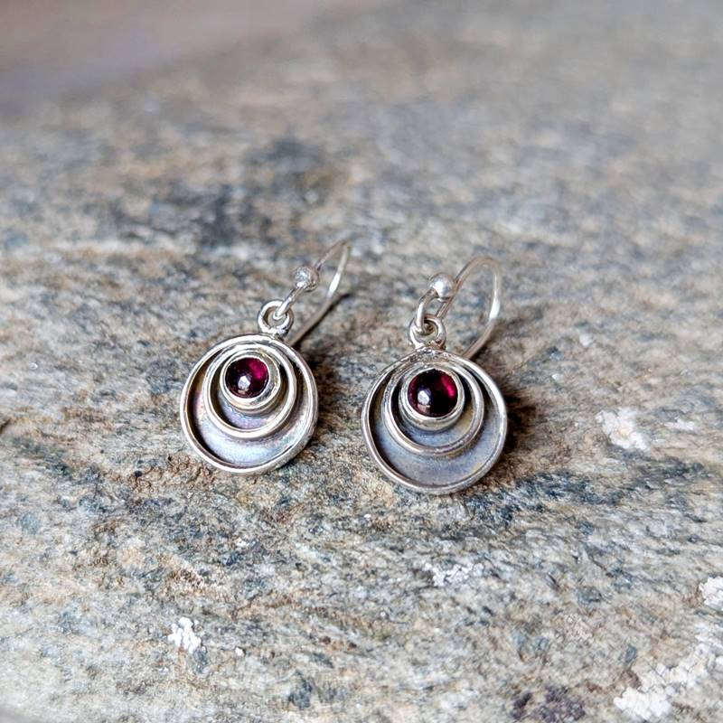 Petites boucles d’oreilles grenat – Image 4